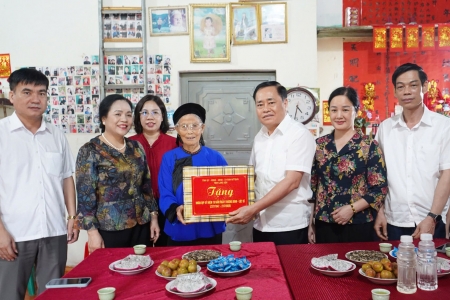 Lãnh đạo tỉnh Lạng Sơn thăm, tặng quà các gia đình chính sách, người có công nhân dịp 27/7