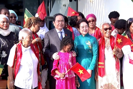 Chủ tịch Quốc hội Trần Thanh Mẫn gặp gỡ cộng đồng người Việt Nam tại Senegal
