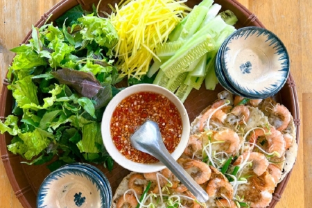 Bánh xèo tôm nhảy Bình Định: Vũ điệu giòn tan của miền đất võ
