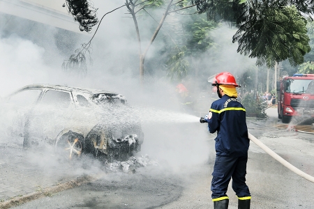 Bắc Ninh: Cháy xe ô tô tại khu nhà ở xã hội Hòa Long - Kinh Bắc