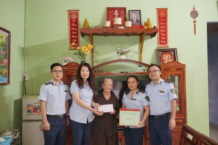 Chi cục QLTT Cao Bằng thăm, tặng quà Mẹ Việt Nam Anh hùng nhân ngày Thương binh - Liệt sĩ