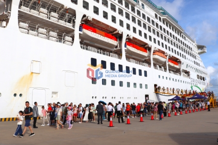 Hơn 1.200 du khách tàu biển đến Quảng Ninh