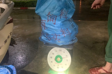 Chặn đứng vụ vận chuyển thực phẩm nhập lậu giữa đêm khuya nơi biên giới