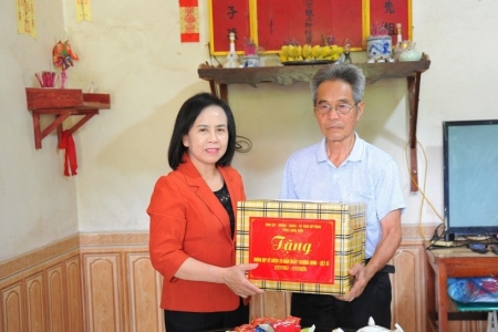 Lạng Sơn: Thăm, tặng quà gia đình chính sách, người có công