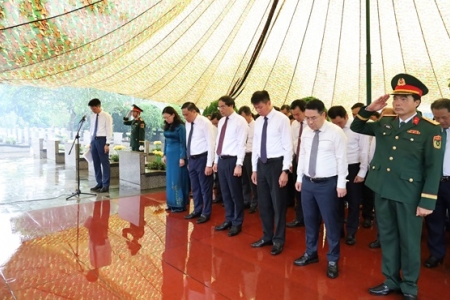 Lãnh đạo tỉnh Lào Cai dâng hương tưởng niệm Chủ tịch Hồ Chí Minh và viếng Nghĩa trang liệt sĩ