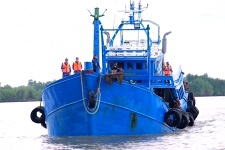 Cảnh sát biển bắt giữ tàu vận chuyển khoảng 300.000 lít dầu DO không rõ nguồn gốc