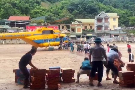Trực thăng quân đội tiếp tế khẩn cấp cho người dân vùng lũ miền Tây Nghệ An