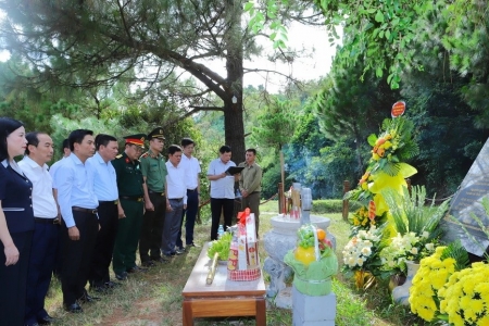 Đoàn đại biểu tỉnh Thanh Hóa dâng hoa, dâng hương Chủ tịch Hồ Chí Minh, Đại tướng Võ Nguyên Giáp và Nghĩa trang liệt sĩ