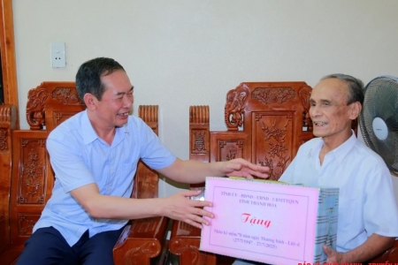 Phó Bí thư Tỉnh ủy Thanh Hóa tặng quà gia đình chính sách tại phường Sầm Sơn và Nam Sầm Sơn