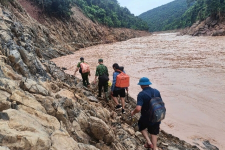 Mưa lũ gây chia cắt nghiêm trọng, gần 5.000 hộ dân ở Nghệ An bị cô lập hoàn toàn