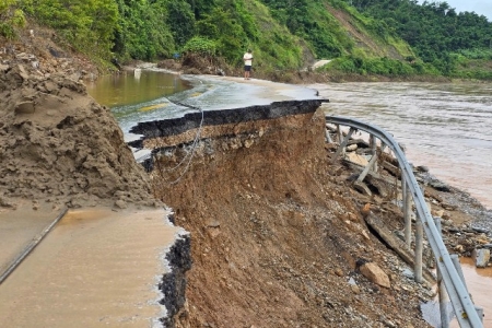 Nỗ lực xuyên đêm khơi thông Quốc lộ 7 sau lũ dữ ở miền Tây Nghệ An