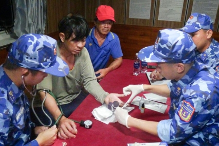 Vùng Cảnh sát biển 4 kịp thời hỗ trợ ngư dân gặp nạn trên biển