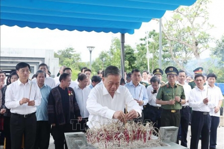 Tổng Bí thư Tô Lâm dâng hương tưởng niệm các Anh hùng, Liệt sĩ tại Điện Biên