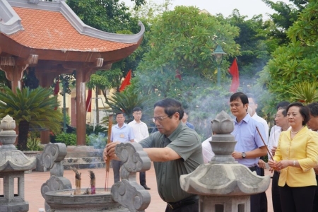 Thủ tướng dâng hương, hoa tưởng nhớ, tri ân Bác Hồ và các Anh hùng liệt sĩ tại Quảng Trị