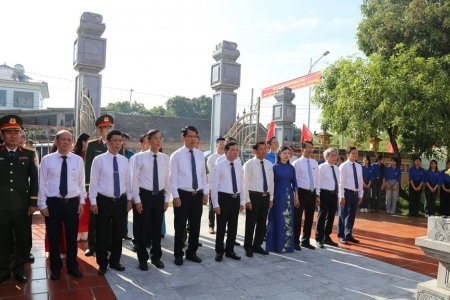 Đoàn đại biểu tỉnh Thanh Hóa dâng hương tại các khu di tích lịch sử cách mạng
