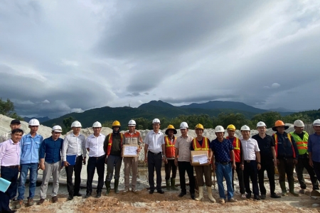 Phó Tổng giám đốc EVNNPT Nguyễn Ngọc Tân kiểm tra thực địa Dự án Trạm biến áp 220kV Chân Mây và đường dây đấu nối