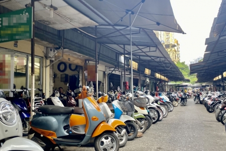 Trước lệnh cấm xe máy xăng, chợ xe lớn Hà Nội lao đao: “Bán 10 giờ chỉ còn 1”