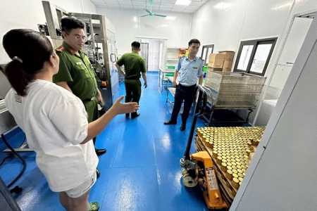 Giám đốc công ty Yến sào Tuấn Dương & TKT bị khởi tố vì sản xuất yến chưng giả, thu giữ hàng trị giá hơn 900 triệu đồng