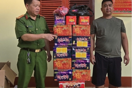 Lạng Sơn: Biên phòng Hữu Nghị bắt giữ lái xe đầu kéo vận chuyển 54kg pháo lậu