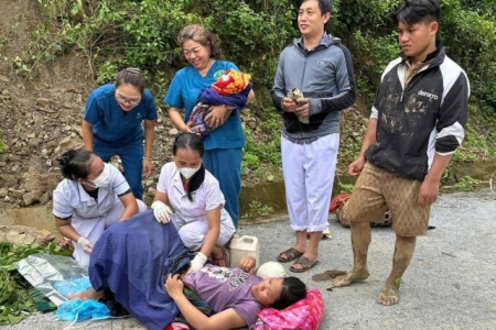 Nghệ An: Y tá băng rừng, lội suối giúp sản phụ sinh con giữa đường sạt lở