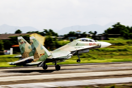 Biên đội SU-30MK2 luyện tập bay chào mừng 80 năm Quốc khánh 2/9 tại sân bay Kép