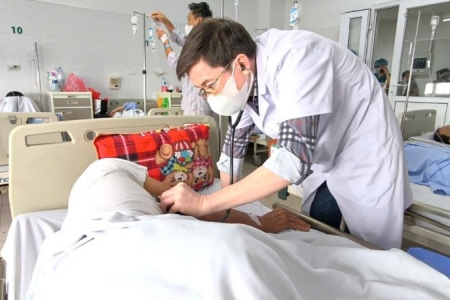 Bộ trưởng Y tế trả lời cử tri về lộ trình hướng tới miễn viện phí toàn dân