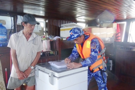 Vùng Cảnh sát biển 4 bắt giữ tàu cá vận chuyển 260.000 lít dầu D.O lậu trên biển Tây Nam