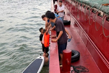 Hai bố con được cứu sống sau một đêm bị sóng cuốn lênh đênh trên biển