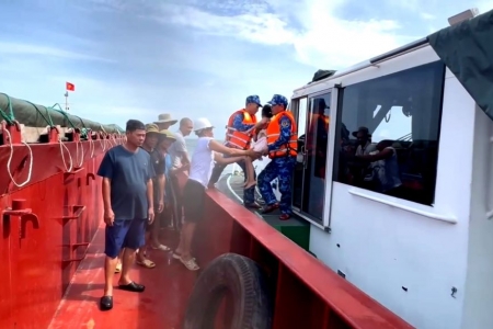 Hải đội Cảnh sát biển 102 đưa 2 bố con bị sóng cuốn trôi trên biển vào bờ an toàn