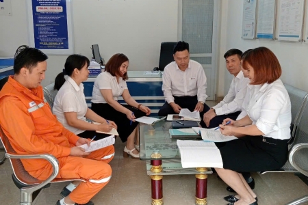 Đội Quản lý Điện lực khu vực Uông Bí nâng cao chủ động học tập, hoàn thành tốt nhiệm vụ