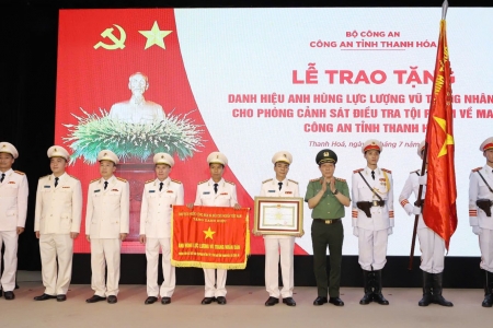 Bộ trưởng Bộ Công an trao danh hiệu AHLLVTND cho Phòng CSĐT TP về ma túy công an Thanh Hóa