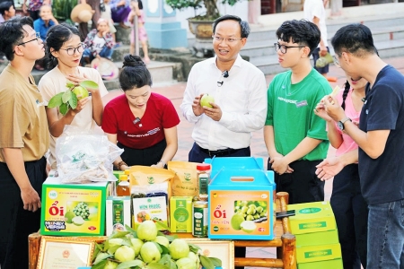 Phó Chủ tịch UBND tỉnh Bắc Giang livestream bán nông sản địa phương