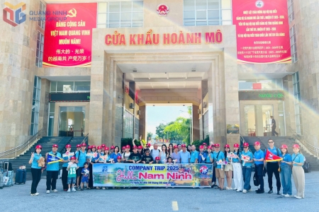 Đoàn khách đầu tiên du lịch qua cặp cửa khẩu Hoành Mô-Động Trung