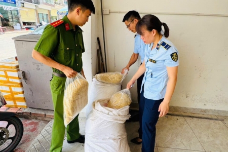 Công an phường Bãi Cháy phát hiện 100 kg ruốc gà không rõ nguồn gốc