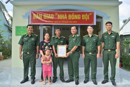 Bàn giao nhà đồng đội cho 2 cán bộ Biên phòng