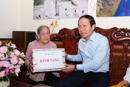Bí thư Thành ủy Hải Phòng thăm, tặng quà Mẹ Việt Nam anh hùng trên địa bàn phường Trần Hưng Đạo
