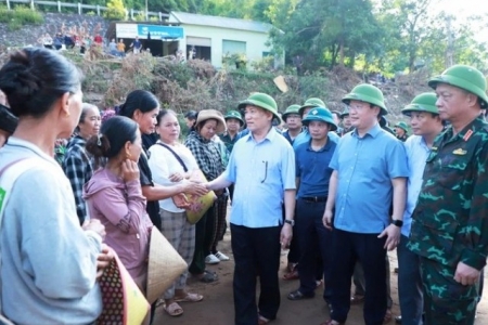 Phó Thủ tướng Hồ Đức Phớc thị sát vùng lũ Mỹ Lý, chỉ đạo khẩn trương khắc phục hậu quả thiên tai