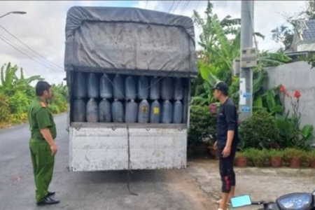 Vĩnh Long: Công an phát hiện, ngăn chặn vụ vận chuyển hơn 13 tấn dầu ăn đã qua sử dụng