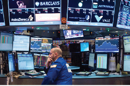 Chứng khoán thế giới giảm điểm từ ảnh hưởng thuế quan và dữ liệu kinh tế ảm đạm