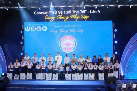 "Vua hàng hiệu" Johnathan Hạnh Nguyễn đồng hành cùng 1.050 học sinh khó khăn Khánh Hòa