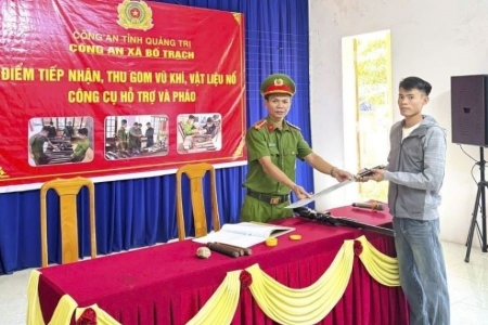 Quảng Trị: Người dân tự nguyện giao nộp nhiều loại vũ khí