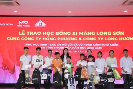 Xi măng Long Sơn trao học bổng, tiếp sức học sinh nghèo đến trường