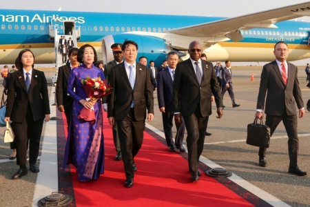 Chủ tịch nước Lương Cường đến Luanda, bắt đầu chuyến thăm cấp Nhà nước Cộng hòa Angola