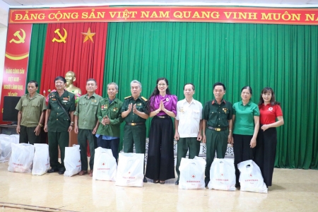 Lạng Sơn: Tặng 40 suất quà cho nạn nhân chất độc da cam