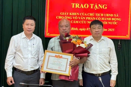 Khen thưởng người đàn ông cứu 2 học sinh bị sóng biển cuốn trôi