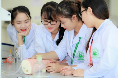 Giai đoạn 2025–2030: Sinh viên ngành Y sẽ được miễn học phí, nhận trợ cấp sinh hoạt, cơ hội du học quốc tế