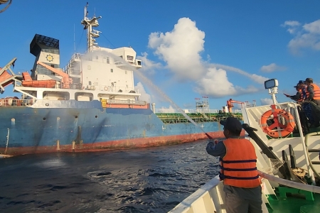 Tàu KN 210 cơ động kịp thời cứu nạn tàu dầu bị cháy trên vùng biển phía Nam Côn Đảo