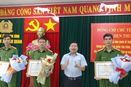 Nho Quan khen thưởng Công an xã vì có thành tích xuất sắc trấn áp tội phạm
