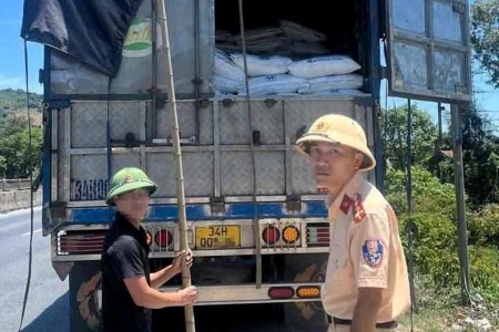 Phát hiện xe tải chở 35 tấn đường không rõ nguồn gốc, xuất xứ