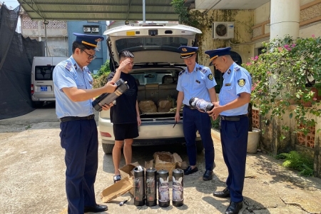 Kiểm tra phương tiện, phát hiện gần 1 tạ bình khí N2O lậu tại Lạng Sơn